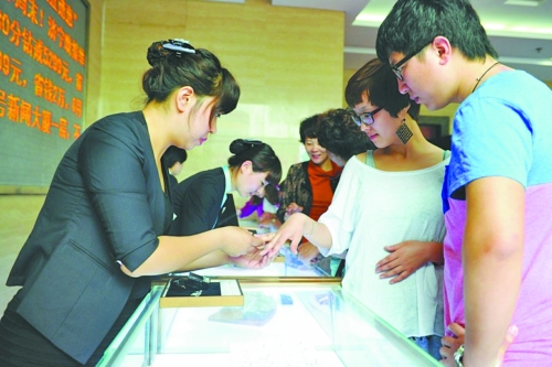 在北上廣等一線城市，鉆戒價格與國際接軌，價格不高，引發(fā)市民搶購潮。