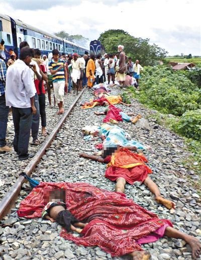 19日，事故現(xiàn)場遇難者的遺體。