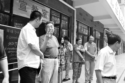 盧法舜（左二）伸出兩根手指，建議實行2元通票制。