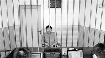 警方審訊犯罪嫌疑人“秦火火”。