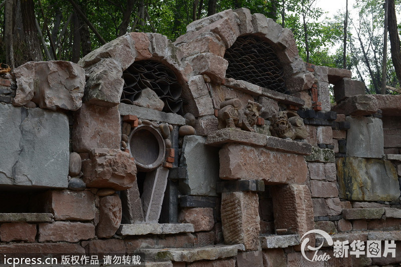 2013年9月23日，有網(wǎng)友近日報料重慶一所大學正在修建稀奇古怪的校大門