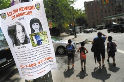 2013年7月23日，貼在紐約街頭的征詢(xún)線(xiàn)索傳單，這天是“希望寶寶”被發(fā)現(xiàn)遇害的日子，每年這天警方都