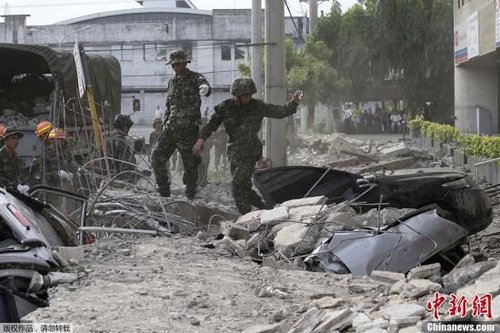 10月15日，菲律賓中部地區(qū)發(fā)生7.2級(jí)地震，災(zāi)情持續(xù)擴(kuò)大，菲官方稱地震已造成宿務(wù)、保和等省份數(shù)十人遇難，數(shù)百人受傷，大批建筑物受損。圖為菲律賓軍方在搜救被困者。