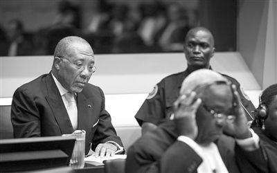 9月26日，荷蘭海牙，利比里亞前總統(tǒng)查爾斯·泰勒在法庭接受審判。