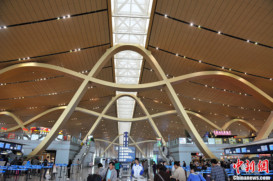 “土豪金”成網(wǎng)絡(luò)熱詞 昆明長(zhǎng)水國(guó)際機(jī)場(chǎng)“中槍” “土豪金”成網(wǎng)絡(luò)熱詞 昆明長(zhǎng)水國(guó)際機(jī)場(chǎng)“中槍”