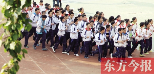 為提高學(xué)生體質(zhì)，教育部門要求將跑早操形成制度