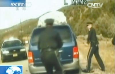 費(fèi)雷爾再次上車，警察拿警棍砸車窗。