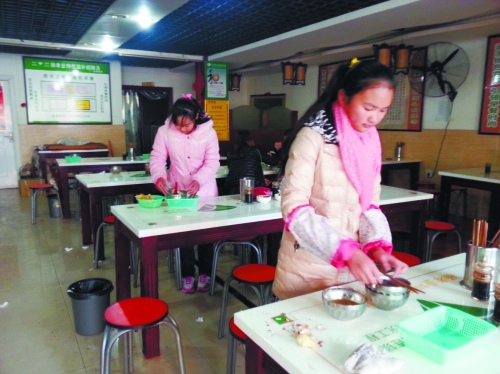 參加體驗(yàn)的兩名學(xué)生成功“入職”后,開始收拾餐桌。
