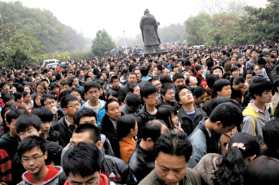 去年3月16日，武漢華中科技大學(xué)，“北約”、“華約”、“卓越”聯(lián)盟自主招生選拔考試湖北考點(diǎn)，考生等待進(jìn)場。 圖/CFP