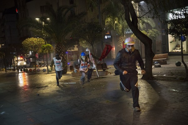 當(dāng)?shù)貢r(shí)間2014年2月25日，土耳其伊斯坦布爾，總理涉腐錄音引發(fā)全國(guó)抗議，要求本屆政府下臺(tái)。