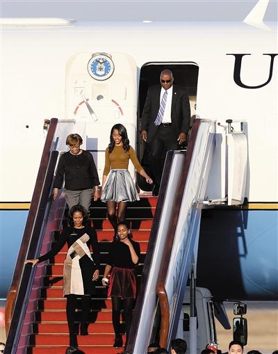 昨日下午5時(shí)30分，美國(guó)第一夫人米歇爾走出專機(jī)艙門，抵京開始訪華。與其一同來訪的家庭成員還有她的母親