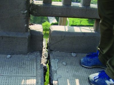 圖為大橋17號(hào)墩處橋面裂縫。梅建明 攝