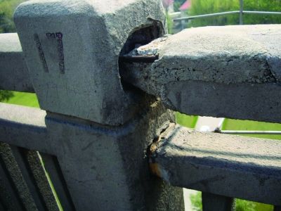 圖為大橋17號(hào)墩處橋面裂縫。梅建明 攝