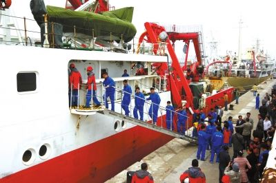  4月8日，“科學(xué)號(hào)”科學(xué)考察船從青島市中苑碼頭啟航，赴沖繩海槽區(qū)域進(jìn)行科學(xué)考察。圖/CFP