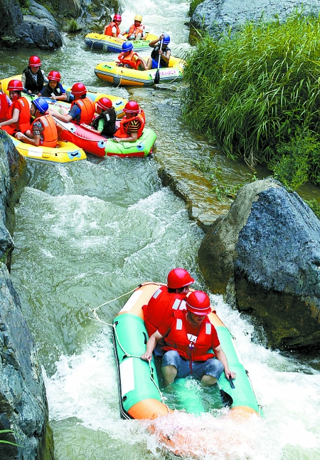 8月16日，游客在盧氏縣豫西大峽谷景區(qū)進(jìn)行漂流比賽。