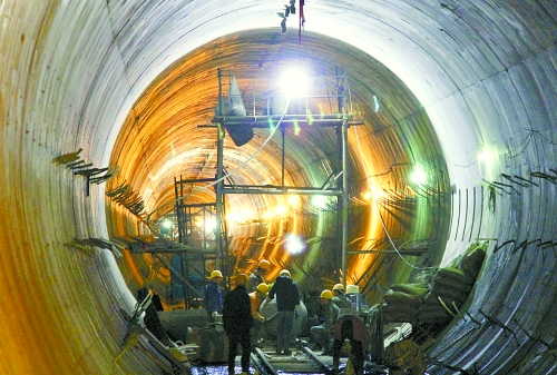 2012年12月30日，工人們在南水北調(diào)中線穿黃隧洞內(nèi)施工。