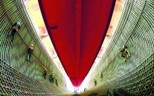 2月27日，南水北調(diào)中線鄧州湍河渡槽工程建設(shè)者在槽體內(nèi)扎鋼筋。