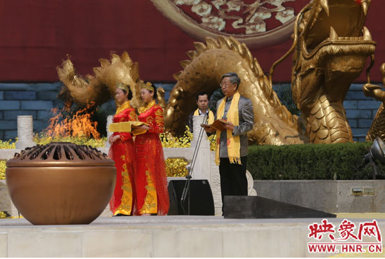 中華炎黃文化研究會(huì)會(huì)長(zhǎng)許嘉璐宣讀拜祖大典拜祭文。映象網(wǎng)記者 邵恰 攝