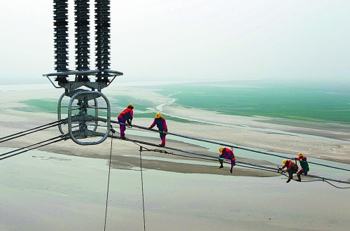 　4月16日，世界上最長的哈密南—鄭州±800千伏特高壓輸電跨黃工程全部完工，哈鄭特高壓工程對推動中