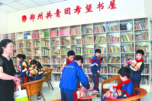 5月3日，來自貧困家庭的孩子在“雷鋒超市”拿到了心愛的圖書。