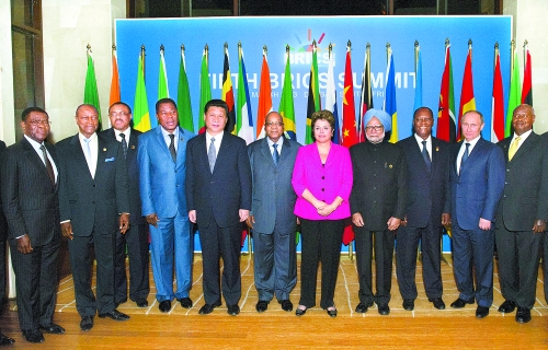 　3月27日，國家主席習(xí)近平在南非德班出席金磚國家領(lǐng)導(dǎo)人與非洲國家領(lǐng)導(dǎo)人對話會。這是與會領(lǐng)導(dǎo)人集體合