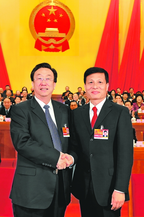 4月2日上午，新當(dāng)選的省人大常委會(huì)主任郭庚茂與新當(dāng)選的省人民政府省長(zhǎng)謝伏瞻親切握手。郭宇 董亮 攝