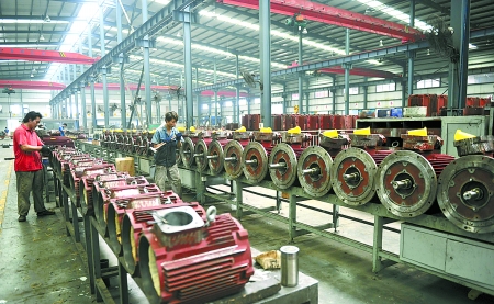 8月9日，南陽微特防爆電機(jī)有限公司員工生產(chǎn)出口訂單產(chǎn)品。