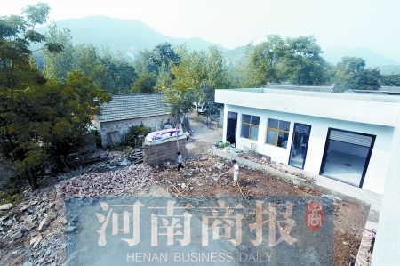 新校舍旁邊，是徐云玲和學(xué)生們用了多年的石頭校舍 河南商報(bào)記者 鄧萬里/攝