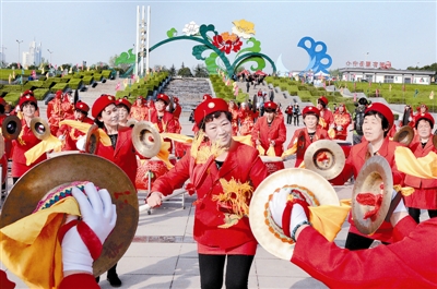 在中國國花園，伊川縣威武龍鼓藝術(shù)團(tuán)的精彩表演吸引眾多游客