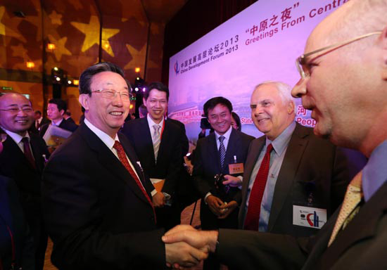 3月24日晚，省委書記、省長(zhǎng)郭庚茂在參加中國(guó)發(fā)展高層論壇“中原之夜”活動(dòng)時(shí)與外商親切握手交談。