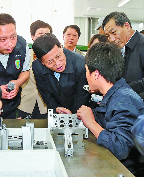 4月24日，省委副書記、省長謝伏瞻在濟源虎嶺產業(yè)集聚區(qū)考察。