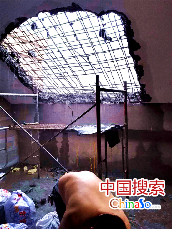 樓頂被鑿開(kāi)大洞，鋼筋裸露