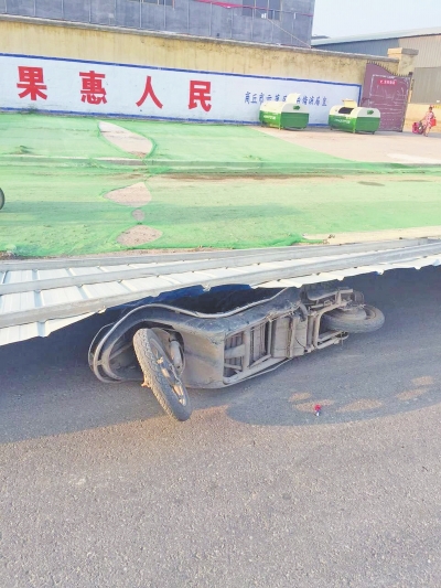 事發(fā)現(xiàn)場，男子的電動車還在鐵皮墻下壓著。