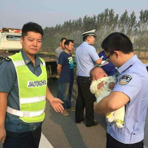 民警把嬰兒帶到隊(duì)里，核實(shí)孩子身世