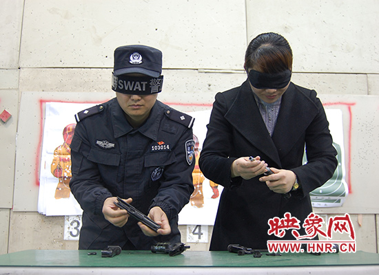 巾幗不讓須眉！鄭州女警蒙眼拆裝手槍不到一分鐘