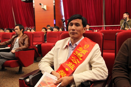 河南平頂山魯山縣電視臺的記者張朝岑受聘9頻道公益·愛心形象大使。