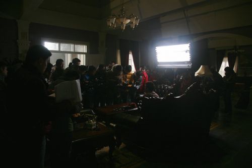 各路媒體記者探班《大河兒女》現(xiàn)場。