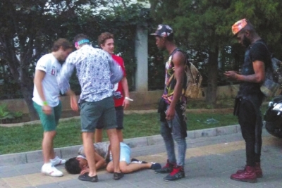 外籍男子當街肩扛、腳踏醉漢