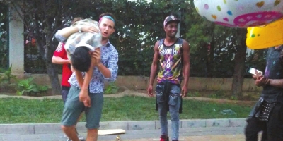 外籍男子當街肩扛、腳踏醉漢