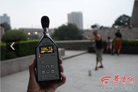記者實(shí)地檢測(cè)廣場(chǎng)舞音響分貝 記者實(shí)地檢測(cè)廣場(chǎng)舞音響分貝