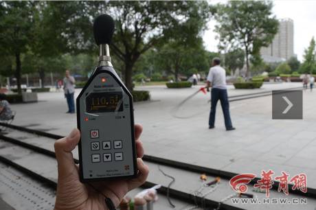 記者實(shí)地檢測(cè)廣場(chǎng)舞音響分貝 記者實(shí)地檢測(cè)廣場(chǎng)舞音響分貝