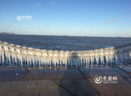 煙臺(tái)濱海廣場現(xiàn)冰凌美景 綿延千米