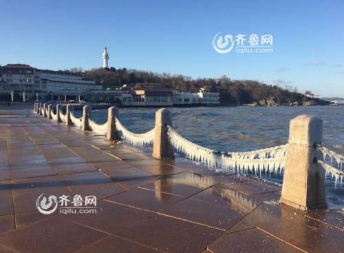 煙臺(tái)濱海廣場現(xiàn)冰凌美景 綿延千米