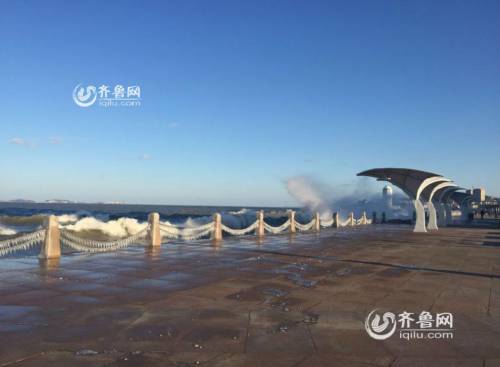 煙臺(tái)濱海廣場現(xiàn)冰凌美景 綿延千米