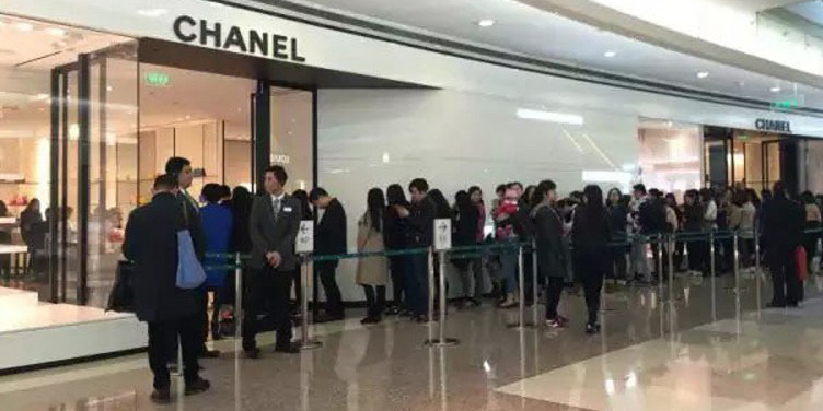 奢侈品牌中國(guó)區(qū)降價(jià)引發(fā)搶購(gòu)