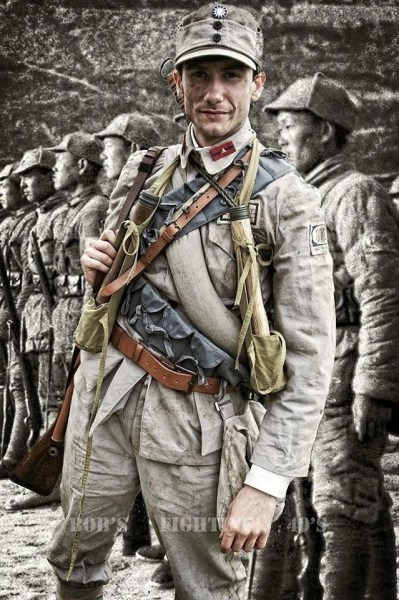 外國(guó)軍迷扮演中國(guó)抗戰(zhàn)軍人