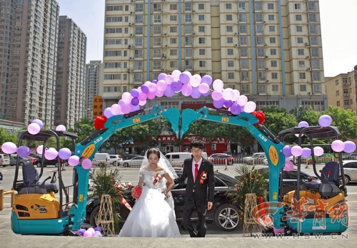 兩輛挖掘機(jī)搭婚禮拱門 兩輛挖掘機(jī)搭婚禮拱門