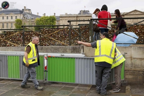 巴黎拆除藝術(shù)橋10萬把“愛情鎖”