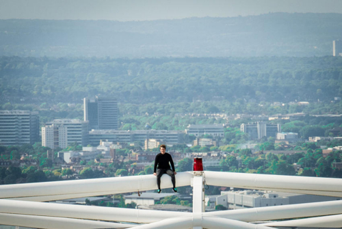 英國恐高癥小伙登頂134米溫布利球場