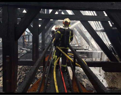 法國19世紀(jì)教堂失火 頂部燒毀 法國19世紀(jì)教堂失火 頂部燒毀